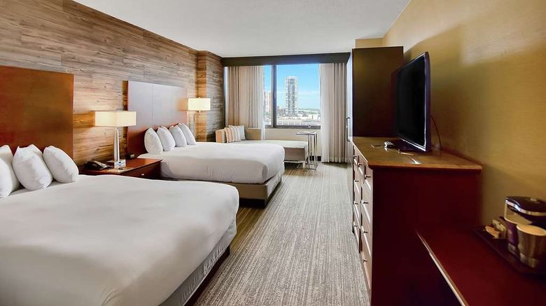 <b>DoubleTree Hotel Houston by the Galleria Room</b>. Images powered by <a href="https://iceportal.shijigroup.com/" title="IcePortal" target="_blank">IcePortal</a>.