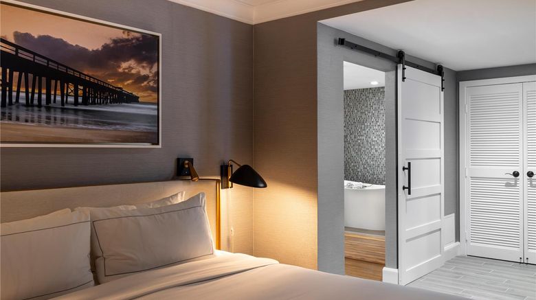 <b>Waterfront Beach Resort, a Hilton Hotel Room</b>. Images powered by <a href="https://iceportal.shijigroup.com/" title="IcePortal" target="_blank">IcePortal</a>.