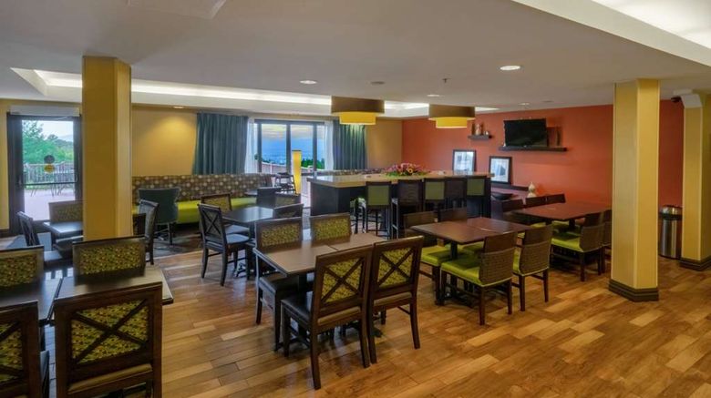 <b>Hampton Inn Hazleton Lobby</b>. Images powered by <a href="https://iceportal.shijigroup.com/" title="IcePortal" target="_blank">IcePortal</a>.