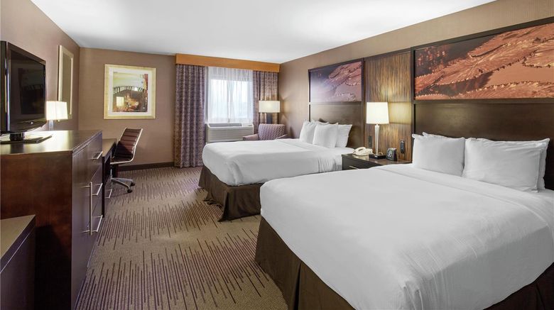 <b>Doubletree Hotel Downtown Wilmington Room</b>. Images powered by <a href="https://iceportal.shijigroup.com/" title="IcePortal" target="_blank">IcePortal</a>.