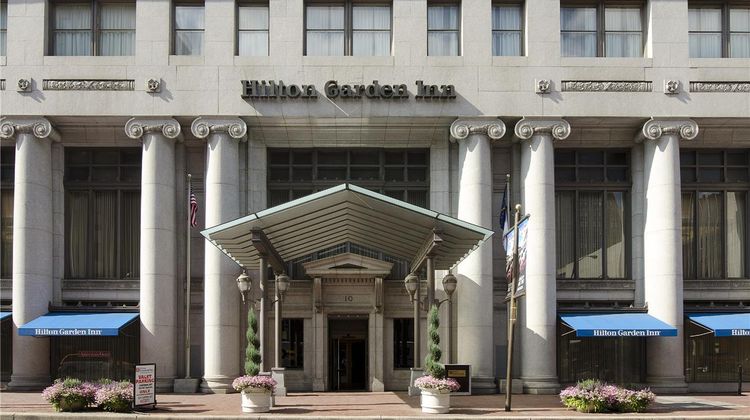 Hilton Garden Inn Indianapolis Downtown Exterior