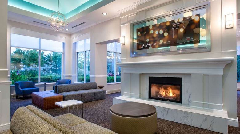 <b>Hilton Garden Inn Islip/MacArthur Airpor Lobby</b>. Images powered by <a href="https://iceportal.shijigroup.com/" title="IcePortal" target="_blank">IcePortal</a>.