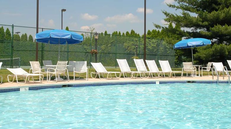 <b>Hilton Long Island/Huntington Pool</b>. Images powered by <a href="https://iceportal.shijigroup.com/" title="IcePortal" target="_blank">IcePortal</a>.