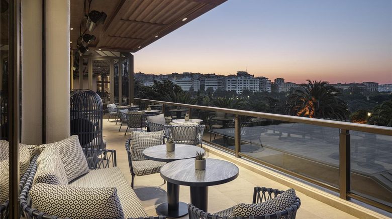 <b>Hilton Istanbul Bosphorus Lobby</b>. Images powered by <a href="https://iceportal.shijigroup.com/" title="IcePortal" target="_blank">IcePortal</a>.