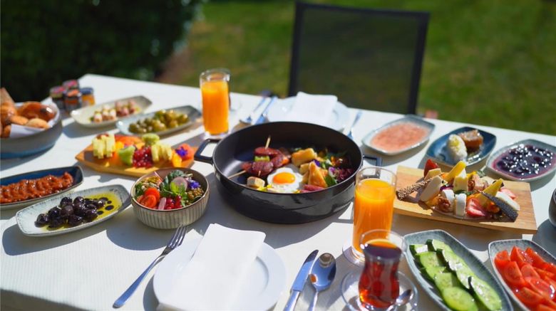 <b>Hilton Istanbul Bosphorus Restaurant</b>. Images powered by <a href="https://iceportal.shijigroup.com/" title="IcePortal" target="_blank">IcePortal</a>.