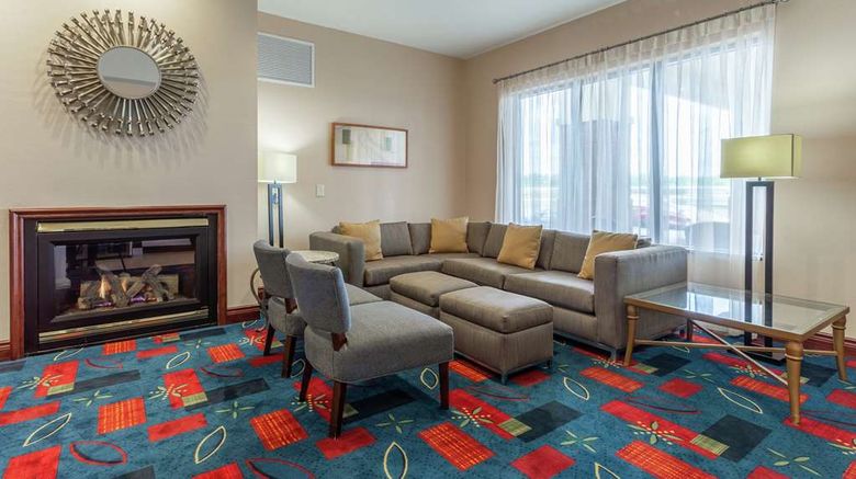<b>Hampton Inn Jefferson City at Capital Mall Lobby</b>. Images powered by <a href="https://iceportal.shijigroup.com/" title="IcePortal" target="_blank">IcePortal</a>.