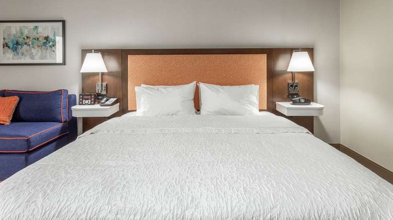 <b>Hampton Inn Jefferson City at Capital Mall Room</b>. Images powered by <a href="https://iceportal.shijigroup.com/" title="IcePortal" target="_blank">IcePortal</a>.