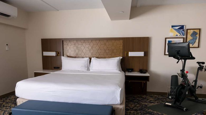 <b>Doubletree Tinton Falls - Eatontown Room</b>. Images powered by <a href="https://iceportal.shijigroup.com/" title="IcePortal" target="_blank">IcePortal</a>.