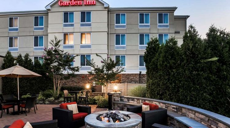 Hilton Garden Inn Melville Exterior