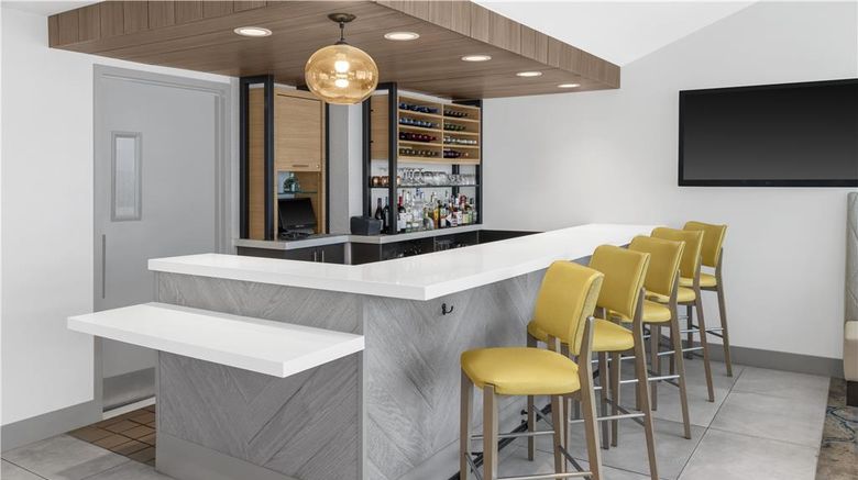 <b>Hilton Garden Inn Queens/JFK Arpt Restaurant</b>. Images powered by <a href="https://iceportal.shijigroup.com/" title="IcePortal" target="_blank">IcePortal</a>.