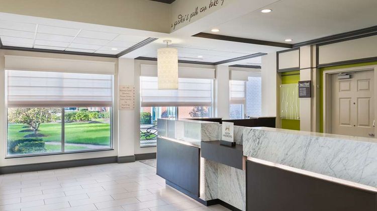 Hilton Garden Inn Westbury Lobby