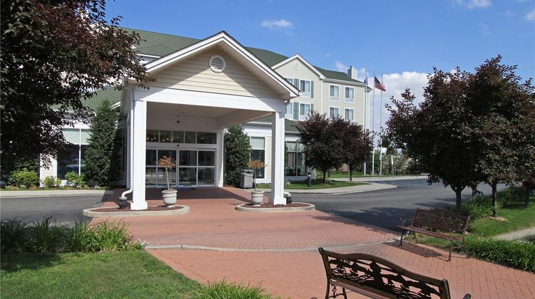 Hilton Garden Inn Westbury Exterior