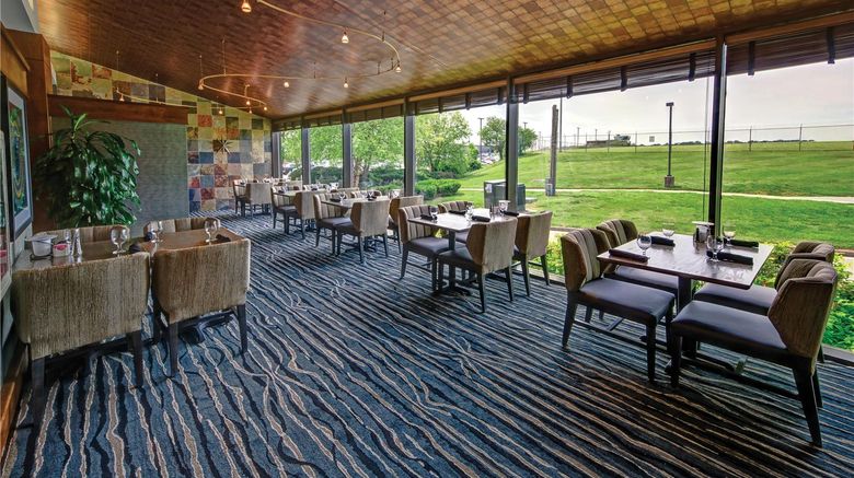<b>Hilton Knoxville Airport Restaurant</b>. Images powered by <a href="https://iceportal.shijigroup.com/" title="IcePortal" target="_blank">IcePortal</a>.