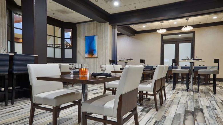 <b>Hilton Knoxville Restaurant</b>. Images powered by <a href="https://iceportal.shijigroup.com/" title="IcePortal" target="_blank">IcePortal</a>.