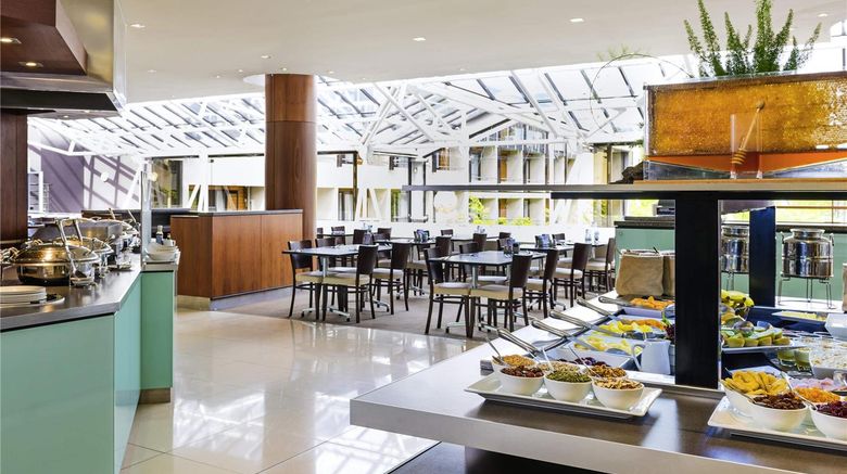 <b>Novotel Queenstown Lakeside Restaurant</b>. Images powered by <a href="https://iceportal.shijigroup.com/" title="IcePortal" target="_blank">IcePortal</a>.