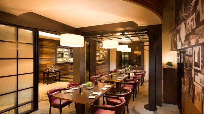 <b>Hilton Kuala Lumpur Restaurant</b>. Images powered by <a href="https://iceportal.shijigroup.com/" title="IcePortal" target="_blank">IcePortal</a>.