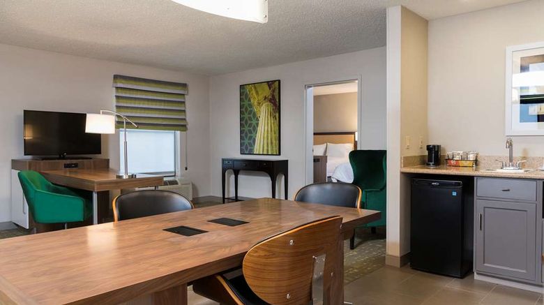 <b>Hampton Inn & Suites Lansing Room</b>. Images powered by <a href="https://iceportal.shijigroup.com/" title="IcePortal" target="_blank">IcePortal</a>.