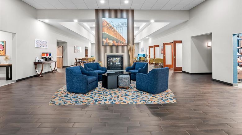 <b>Hampton Inn & Suites Lansing Lobby</b>. Images powered by <a href="https://iceportal.shijigroup.com/" title="IcePortal" target="_blank">IcePortal</a>.