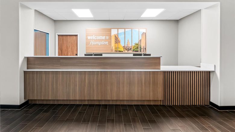 <b>Hampton Inn & Suites Lansing Lobby</b>. Images powered by <a href="https://iceportal.shijigroup.com/" title="IcePortal" target="_blank">IcePortal</a>.