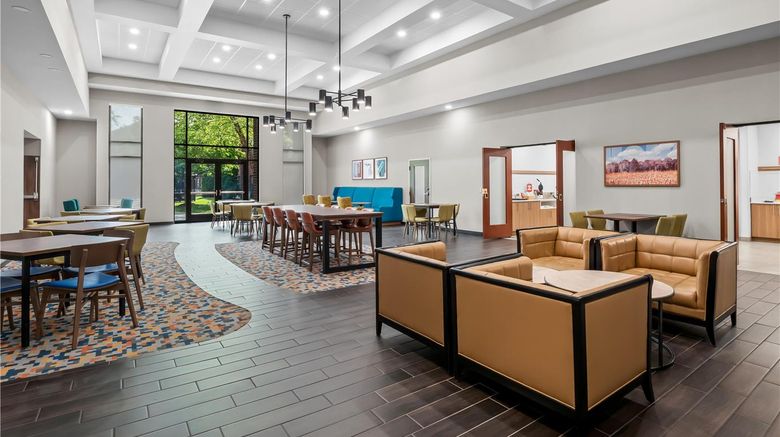 <b>Hampton Inn & Suites Lansing Lobby</b>. Images powered by <a href="https://iceportal.shijigroup.com/" title="IcePortal" target="_blank">IcePortal</a>.