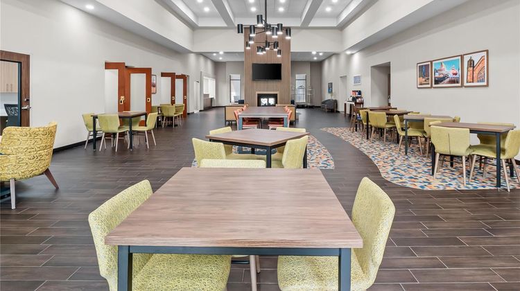 Hampton Inn & Suites Lansing Lobby