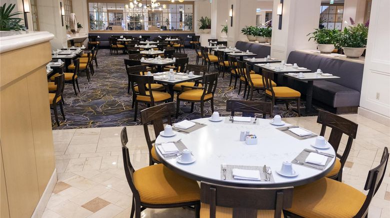 <b>Hilton Los Angeles Airport Restaurant</b>. Images powered by <a href="https://iceportal.shijigroup.com/" title="IcePortal" target="_blank">IcePortal</a>.
