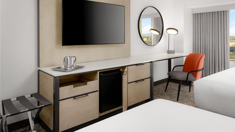 <b>Hilton Los Angeles Airport Room</b>. Images powered by <a href="https://iceportal.shijigroup.com/" title="IcePortal" target="_blank">IcePortal</a>.