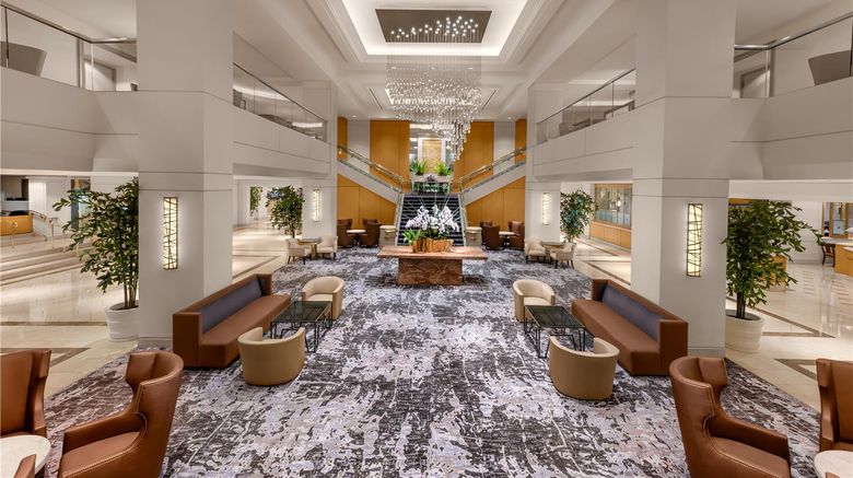 <b>Hilton Los Angeles Airport Lobby</b>. Images powered by <a href="https://iceportal.shijigroup.com/" title="IcePortal" target="_blank">IcePortal</a>.