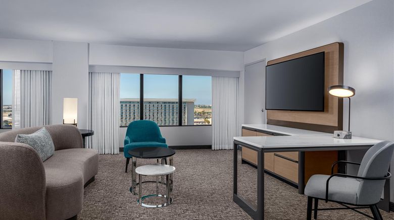 <b>Hilton Los Angeles Airport Room</b>. Images powered by <a href="https://iceportal.shijigroup.com/" title="IcePortal" target="_blank">IcePortal</a>.