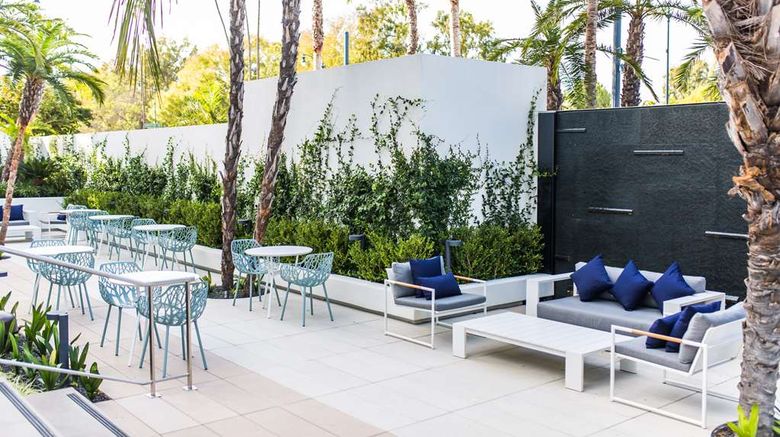 <b>The Beverly Hilton Exterior</b>. Images powered by <a href="https://iceportal.shijigroup.com/" title="IcePortal" target="_blank">IcePortal</a>.