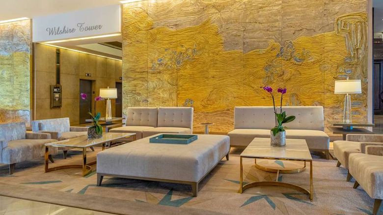 <b>The Beverly Hilton Lobby</b>. Images powered by <a href="https://iceportal.shijigroup.com/" title="IcePortal" target="_blank">IcePortal</a>.