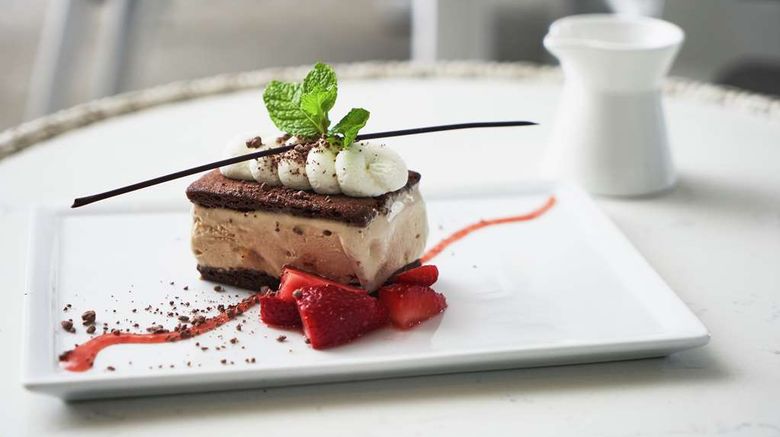 <b>The Beverly Hilton Restaurant</b>. Images powered by <a href="https://iceportal.shijigroup.com/" title="IcePortal" target="_blank">IcePortal</a>.