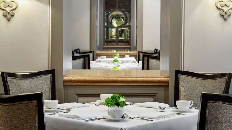 <b>Hilton Checkers Los Angeles Restaurant</b>. Images powered by <a href="https://iceportal.shijigroup.com/" title="IcePortal" target="_blank">IcePortal</a>.