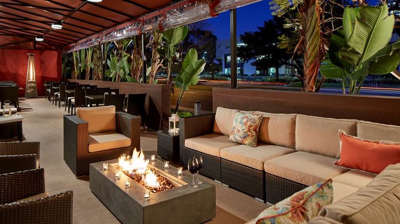<b>Doubletree by Hilton LAX-El Segundo Restaurant</b>. Images powered by <a href="https://iceportal.shijigroup.com/" title="IcePortal" target="_blank">IcePortal</a>.