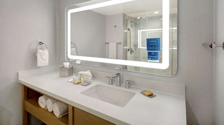 <b>Doubletree by Hilton LAX-El Segundo Room</b>. Images powered by <a href="https://iceportal.shijigroup.com/" title="IcePortal" target="_blank">IcePortal</a>.
