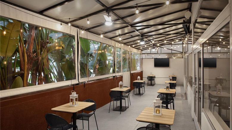<b>Doubletree by Hilton LAX-El Segundo Restaurant</b>. Images powered by <a href="https://iceportal.shijigroup.com/" title="IcePortal" target="_blank">IcePortal</a>.