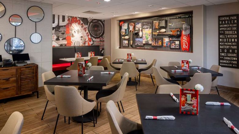 <b>Hilton Garden Inn Los Angeles/Hollywood Restaurant</b>. Images powered by <a href="https://iceportal.shijigroup.com/" title="IcePortal" target="_blank">IcePortal</a>.
