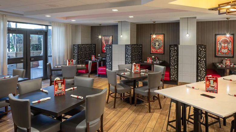 <b>Hilton Garden Inn Los Angeles/Hollywood Restaurant</b>. Images powered by <a href="https://iceportal.shijigroup.com/" title="IcePortal" target="_blank">IcePortal</a>.