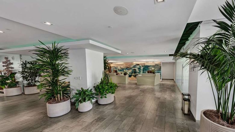 <b>Hotel MdR - A Doubletree by Hilton Hotel Lobby</b>. Images powered by <a href="https://iceportal.shijigroup.com/" title="IcePortal" target="_blank">IcePortal</a>.