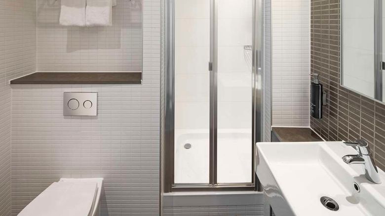 <b>DoubleTree by Hilton Leeds City Centre Room</b>. Images powered by <a href="https://iceportal.shijigroup.com/" title="IcePortal" target="_blank">IcePortal</a>.
