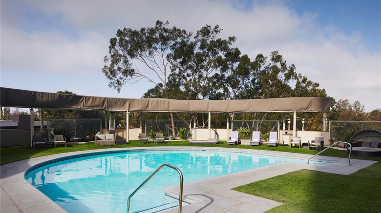 <b>Hilton Long Beach Pool</b>. Images powered by <a href="https://iceportal.shijigroup.com/" title="IcePortal" target="_blank">IcePortal</a>.