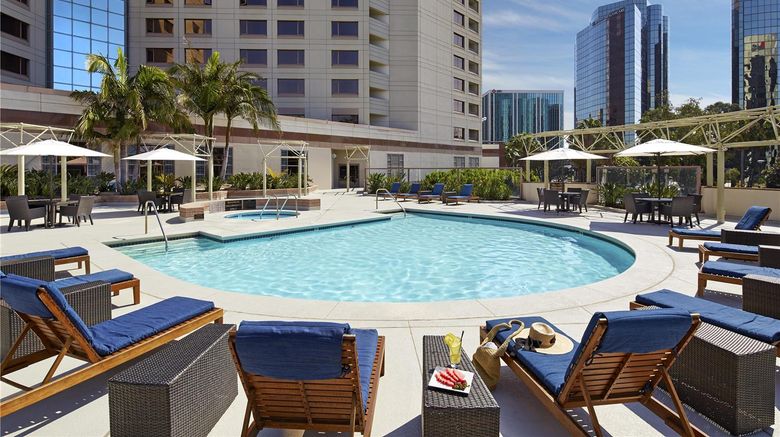 <b>Hilton Long Beach Pool</b>. Images powered by <a href="https://iceportal.shijigroup.com/" title="IcePortal" target="_blank">IcePortal</a>.