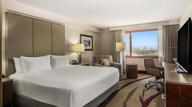 <b>Hilton Long Beach Room</b>. Images powered by <a href="https://iceportal.shijigroup.com/" title="IcePortal" target="_blank">IcePortal</a>.