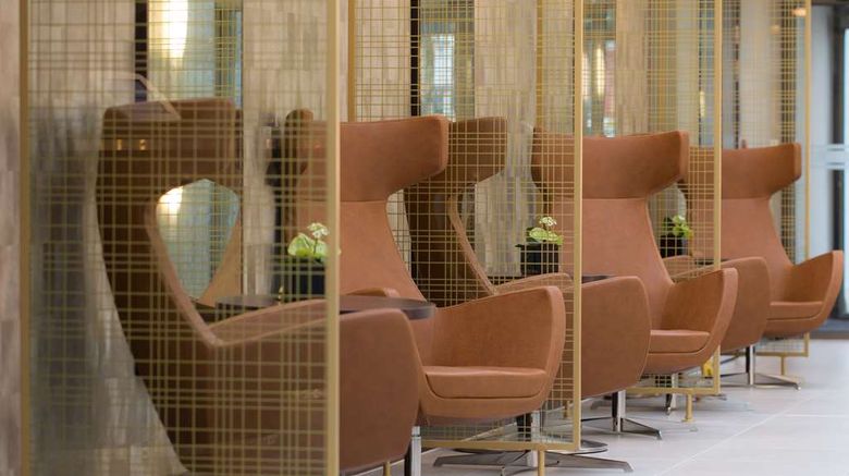 <b>DoubleTree by Hilton London Heathrow Lobby</b>. Images powered by <a href="https://iceportal.shijigroup.com/" title="IcePortal" target="_blank">IcePortal</a>.