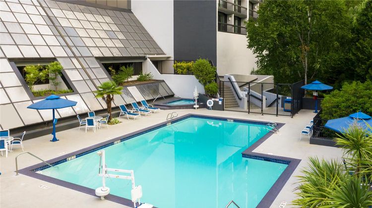 Hilton Bellevue Pool