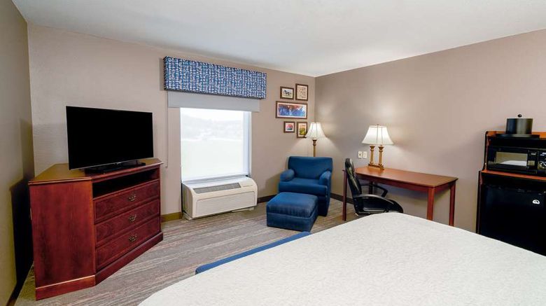 <b>Hampton Inn London-North Room</b>. Images powered by <a href="https://iceportal.shijigroup.com/" title="IcePortal" target="_blank">IcePortal</a>.