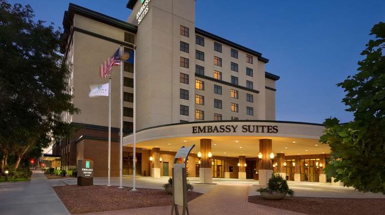 Embassy Suites by Hilton Lincoln Exterior