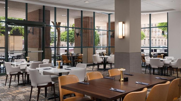 Embassy Suites by Hilton Lincoln Restaurant