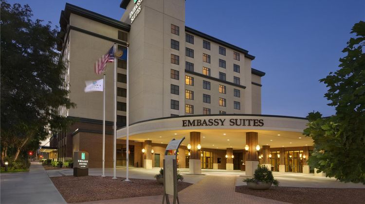 Embassy Suites by Hilton Lincoln Exterior
