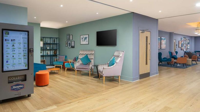 <b>Hampton by Hilton London Gatwick Airport Lobby</b>. Images powered by <a href="https://iceportal.shijigroup.com/" title="IcePortal" target="_blank">IcePortal</a>.